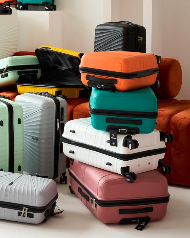 Модные расцветки чемоданов 2025: какие цвета в тренде